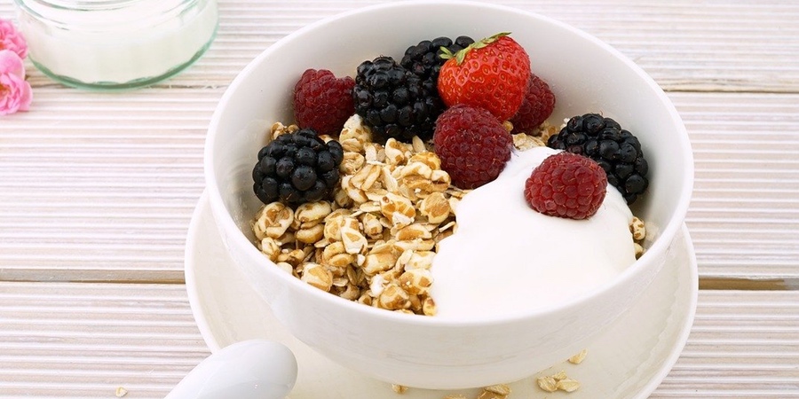 Desayuno energético para el ciclista a base de cereales, fruta y yogurt